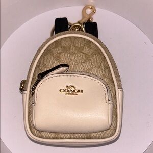 Coach Mini Backpack Keychain in Cream and Tan
No A2248 C7803